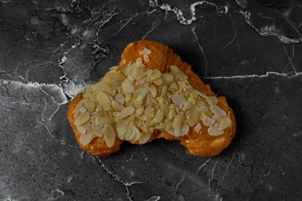 Круассан с миндалем